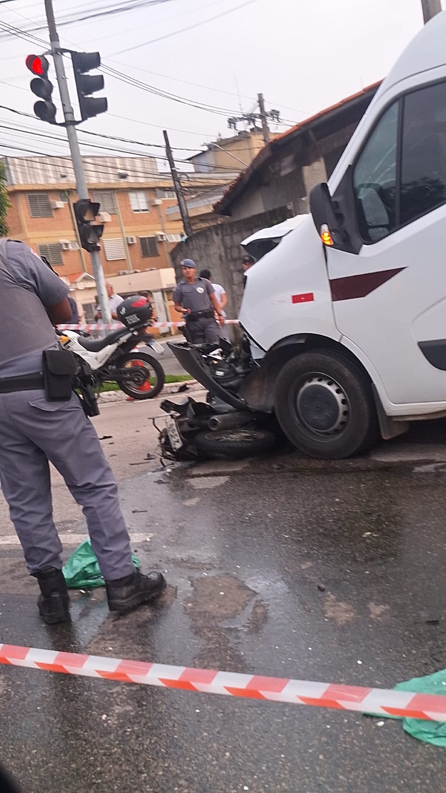 Acidente entre moto e van