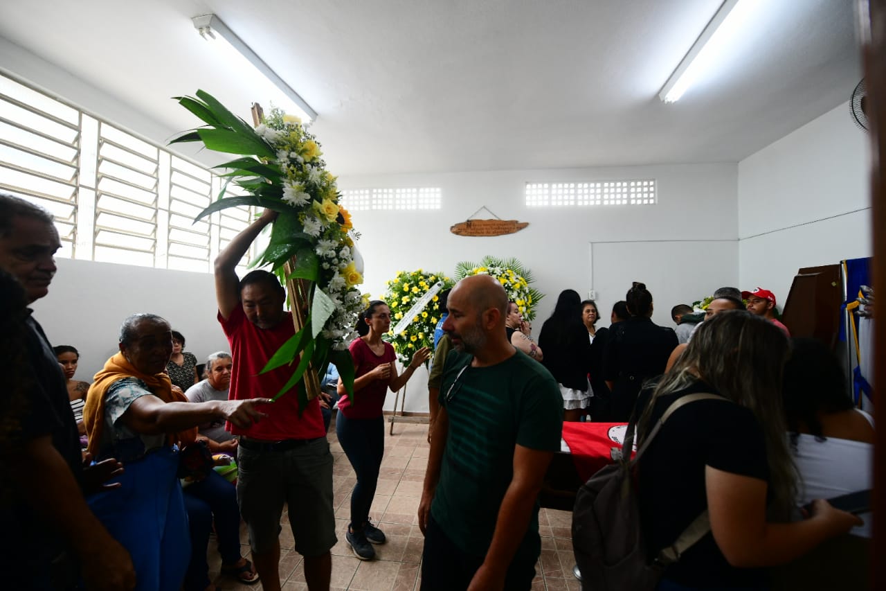Em velório com a presença de ministros