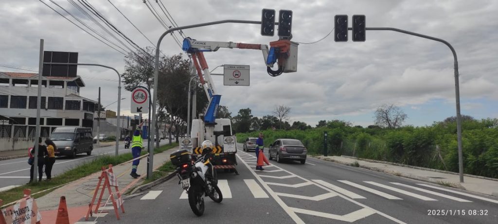 Ladrões furtam fiação elétrica da Linha Verde em São José dos Campos e deixam semáforos apagados 1 fiação elétrica da Linha Verde