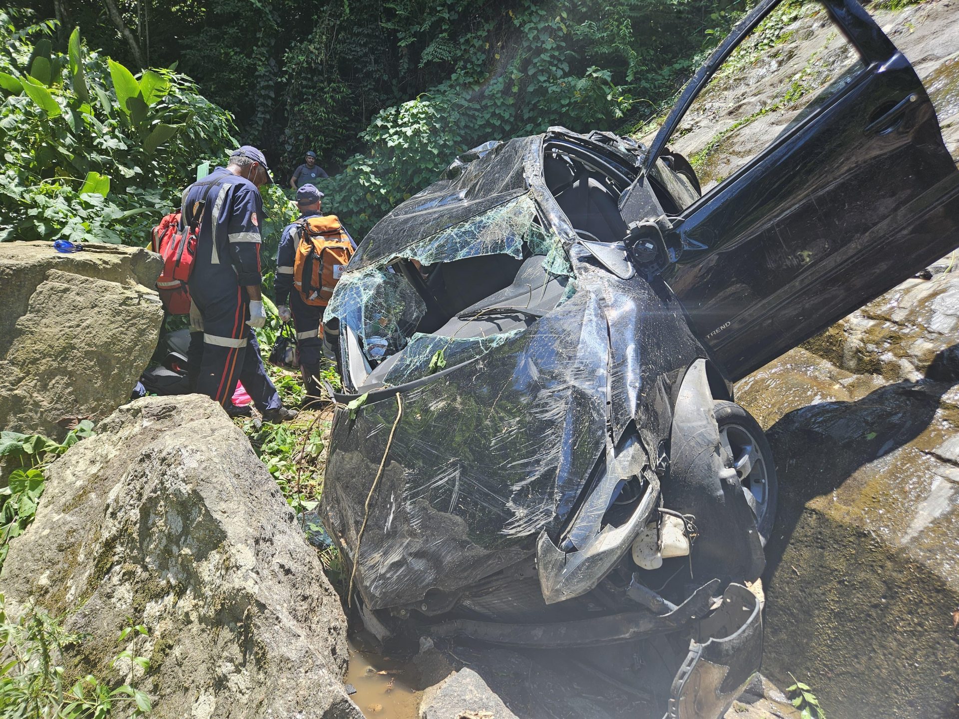 Carro com 4 pessoas cai em ribanceira e dentro de cachoeira em Ilhabela
