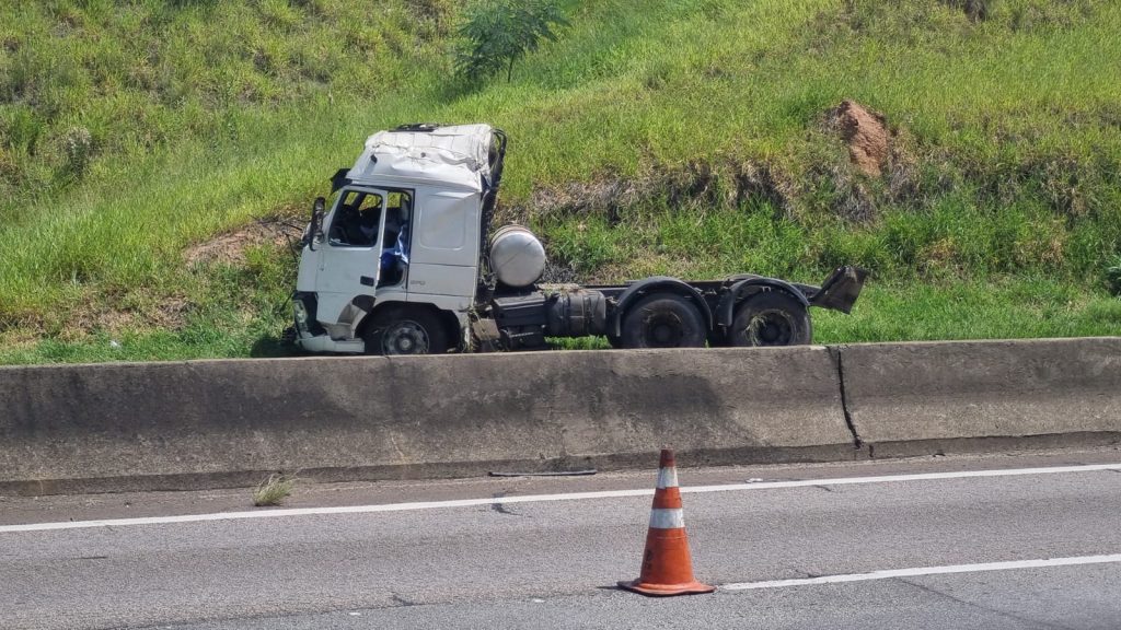 Acidente na Via Dutra: Parte de combustível, 42 mil litros, vaza para córrego e preocupa ambientalistas em Caçapava 2 WhatsApp Image 2025 01 22 at 10.50.38
