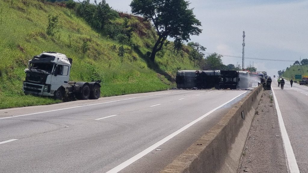 Acidente na Via Dutra: Parte de combustível, 42 mil litros, vaza para córrego e preocupa ambientalistas em Caçapava 1 caminhão-tanque de combustível na Via Dutra