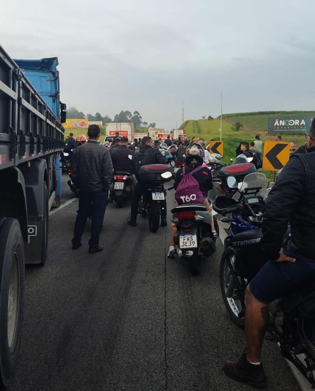 Acidente entre caminhões