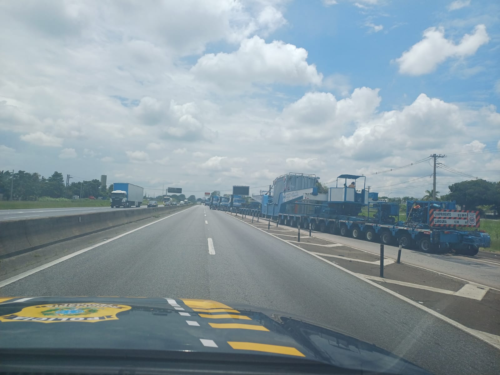 Carga excedente deixa o trânsito lento na Via Dutra