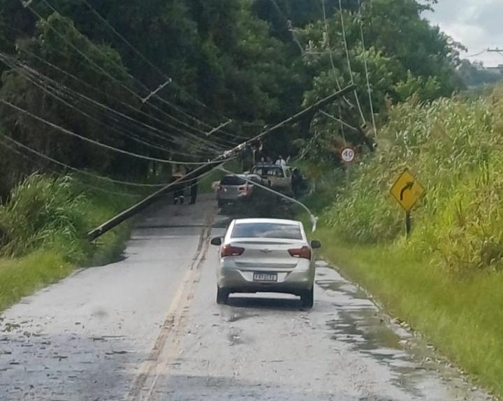 Queda de árvore e poste de energia em estrada isolam bairros de Caçapava