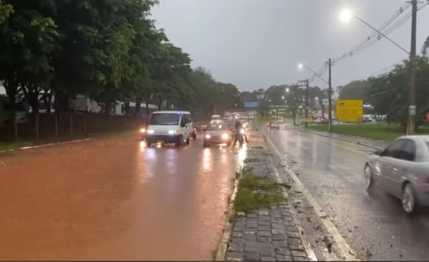 Chuva forte interdita rodovias