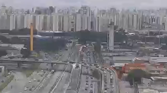 Pista expressa da Via Dutra é interditada em São Paulo devido às chuvas