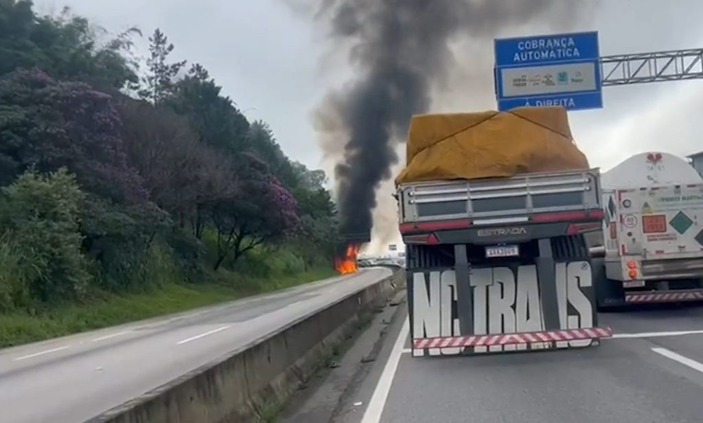 Incêndio em caminhão bloqueia totalmente a Via Dutra, em Jacareí 1 Incêndio em caminhão bloqueia totalmente a Via Dutra