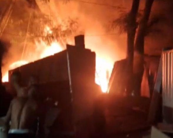 Moradores acusam PMs de colocar fogo em sofá, que se alastrou e destruiu casa em Tremembé