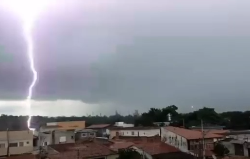 Temporal com granizo deixa ruas alagadas e causa transtornos em São José dos Campos; ventos chegaram a 85 km/h
