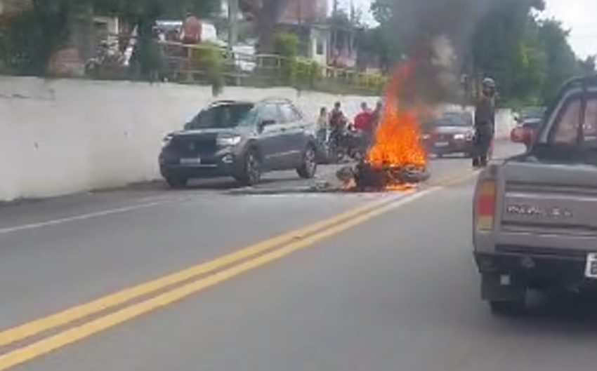 Moto pega fogo