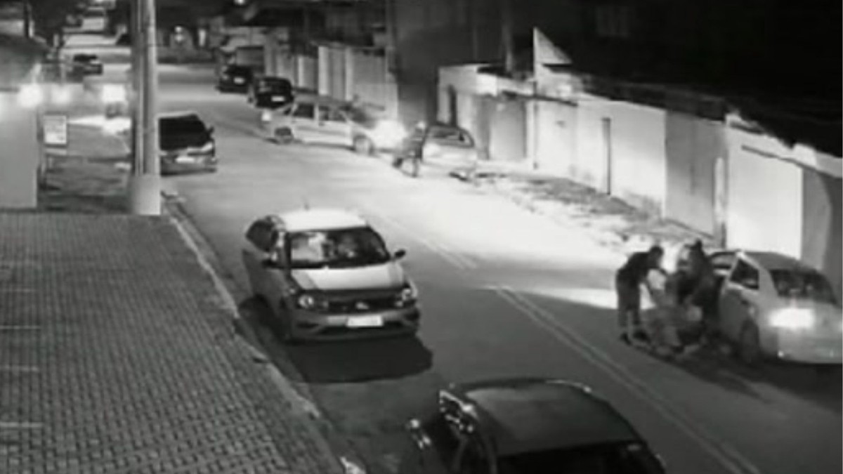 Motorista de aplicativo agride mulher em Taubaté, na frente de filho, de 03 anos, e com ajuda de comparsa