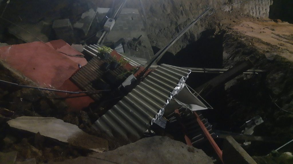 Cratera engole muro de casa, poste e fios de energia elétrica e problema se agrava em bairro de Taubaté 1 Cratera