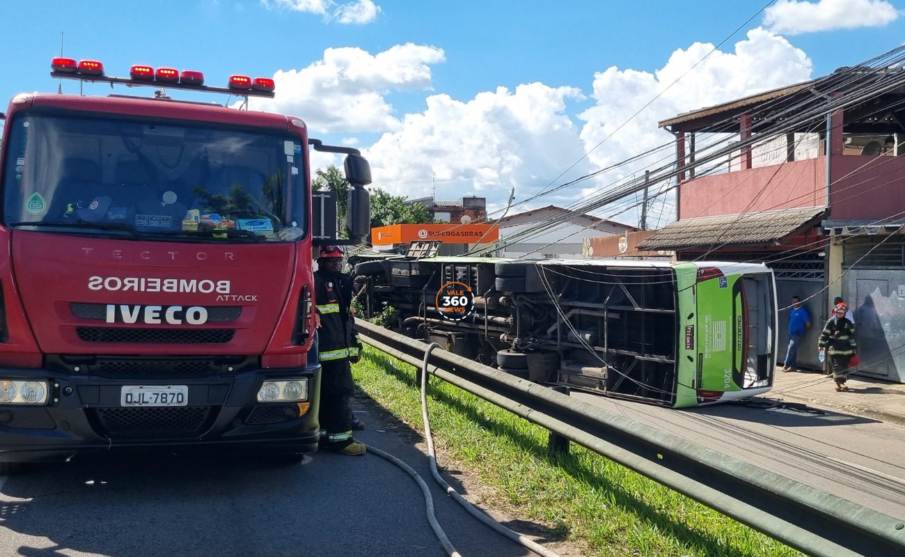 Bombeiro diz que foi um milagre passageiros não levarem choque ao sair de ônibus tombado em São José dos Campos