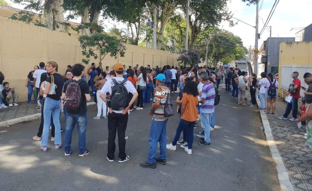 Projeto polemico em Sao Jose dos Campos ciclistas e carros compartilham faixa em avenida 37