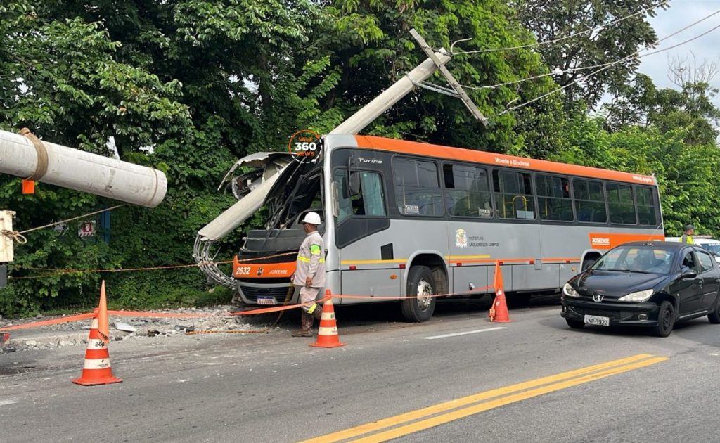 Ônibus bate em poste em São José dos Campos