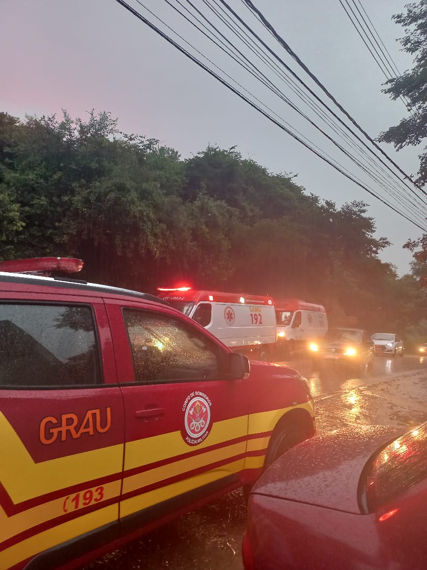motociclista e garupa em São José dos Campos