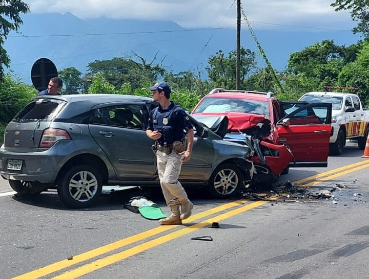 colisão frontal de veículos em Ubatuba