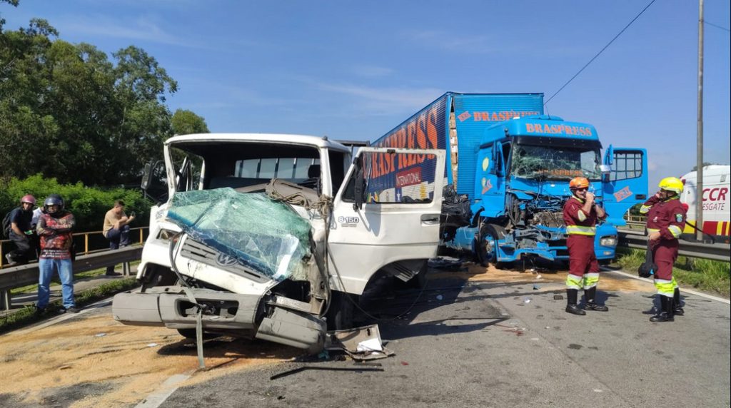 Engavetamento interdita Via Dutra por 1h50, em Jacareí, e deixa feridos 1 Engavetamento interdita Via Dutra