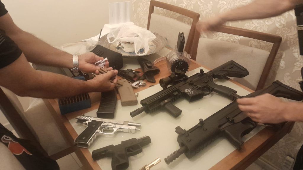 Homem é preso em flagrante com arsenal dentro de cofre em São José dos Campos 1 arsenal