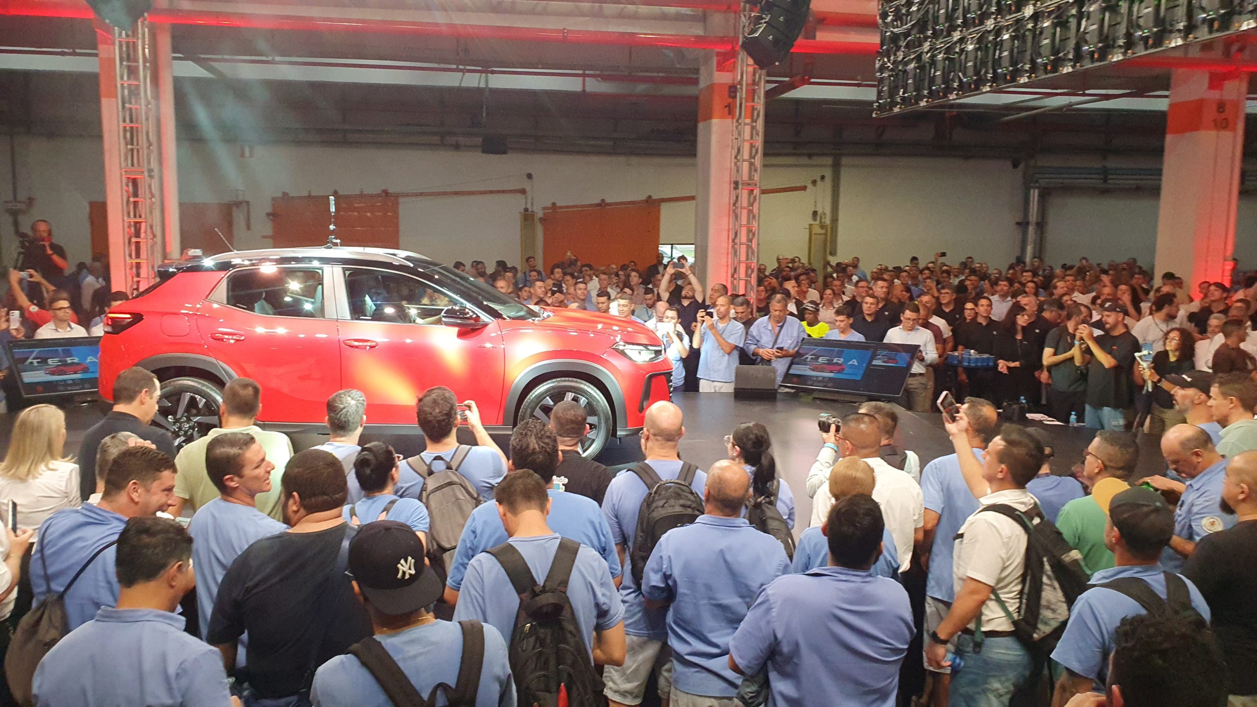 Volkswagen Tera é lançado em Taubaté. O carro é 100% desenvolvido e produzido no Brasil