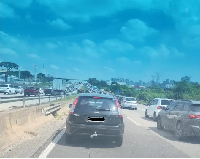 Engavetamento deixa 5 pessoas feridas na Via Dutra, em São José dos Campos