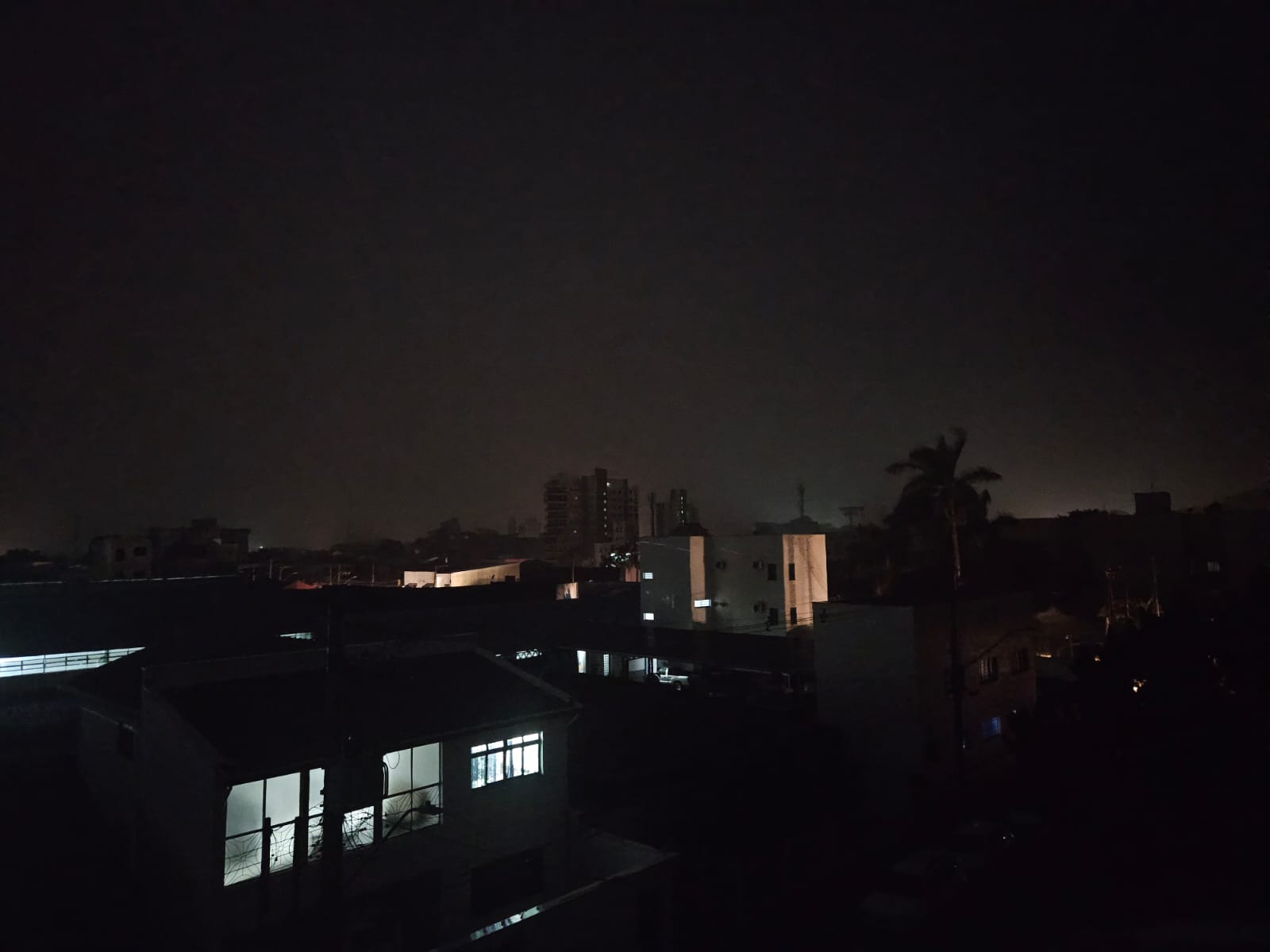 Várias cidades do Vale do Paraíba registram apagão no começo da noite desta terça-feira (18/03)