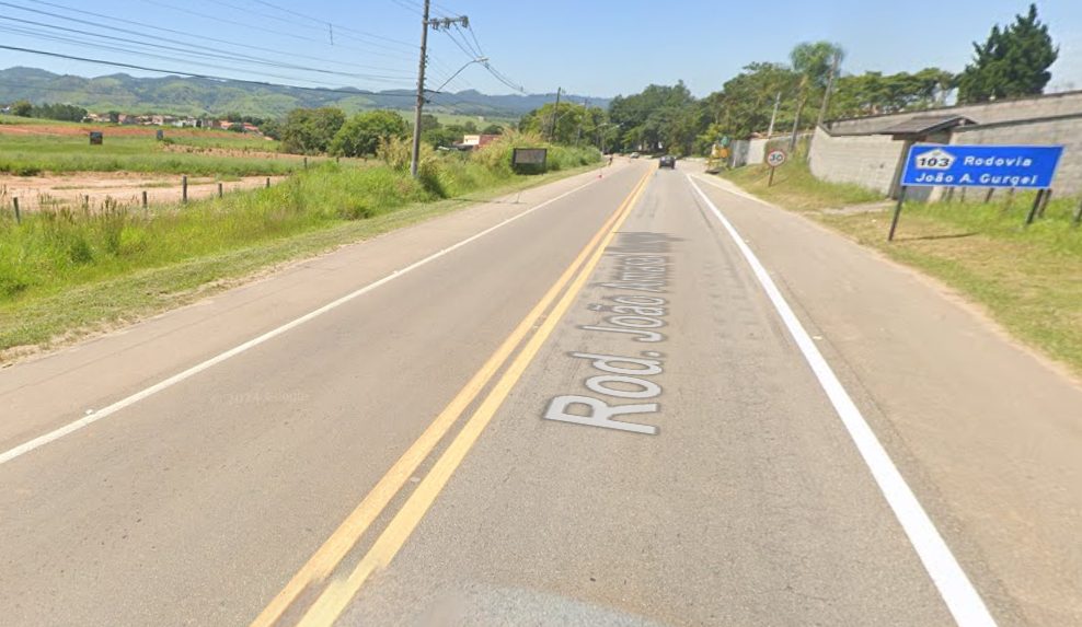 Motociclista morre após colisão com caminhonete