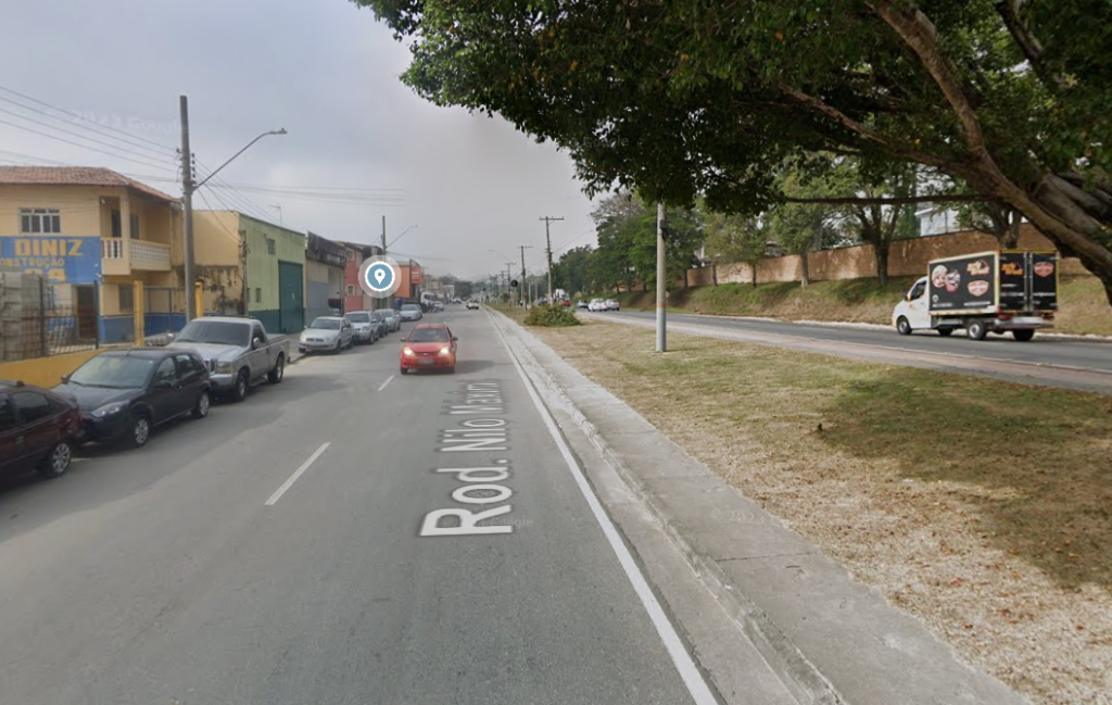 colisão com ônibus e poste em Jacareí