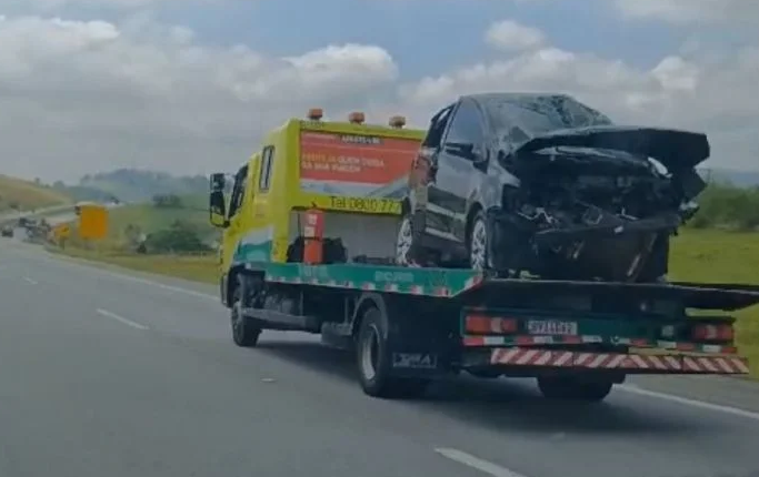 Acidente na Carvalho Pinto em Caçapava deixa três feridos e tem ação do Águia