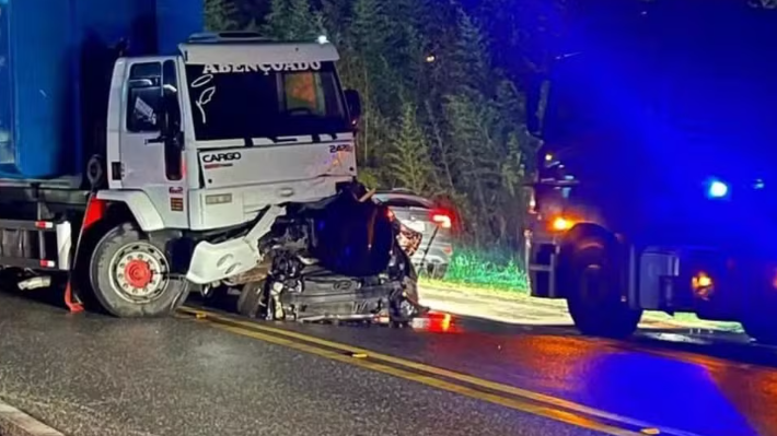Grave acidente entre carros e caminhão