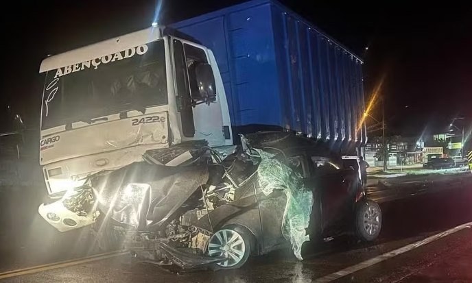 Saiba quem são as vítimas fatais de acidente entre carro e caminhão em Ubatuba 3 Grave acidente entre carros e caminhão