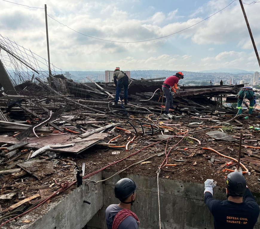 Madeiras e ferragens, que colocavam população em risco, são retiradas de prédio de 20 andares abandonado em Taubaté