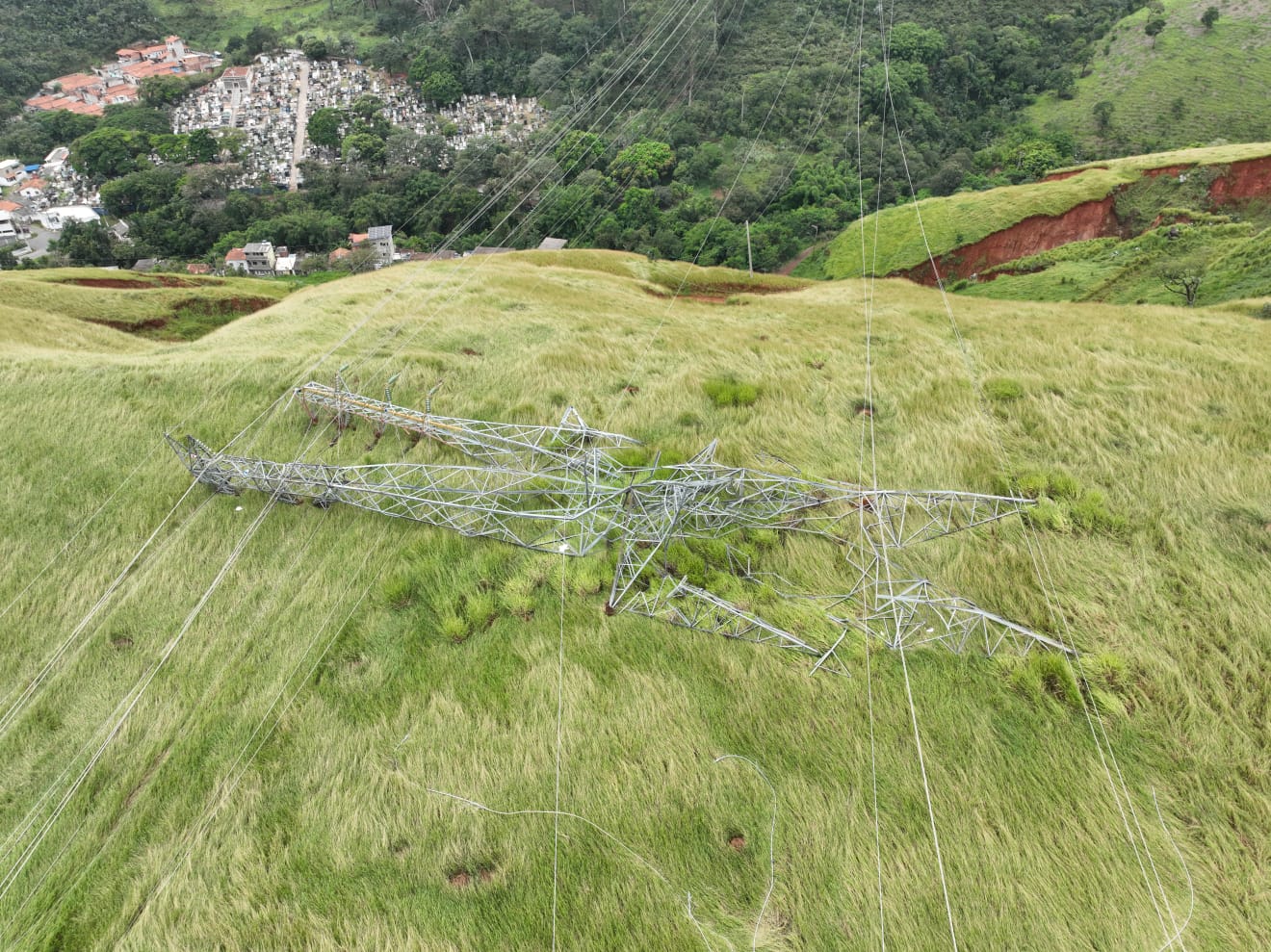 Apagão no Vale do Paraíba: ONS diz que sistema elétrico foi atingido por temporal e teve a queda de 9 torres