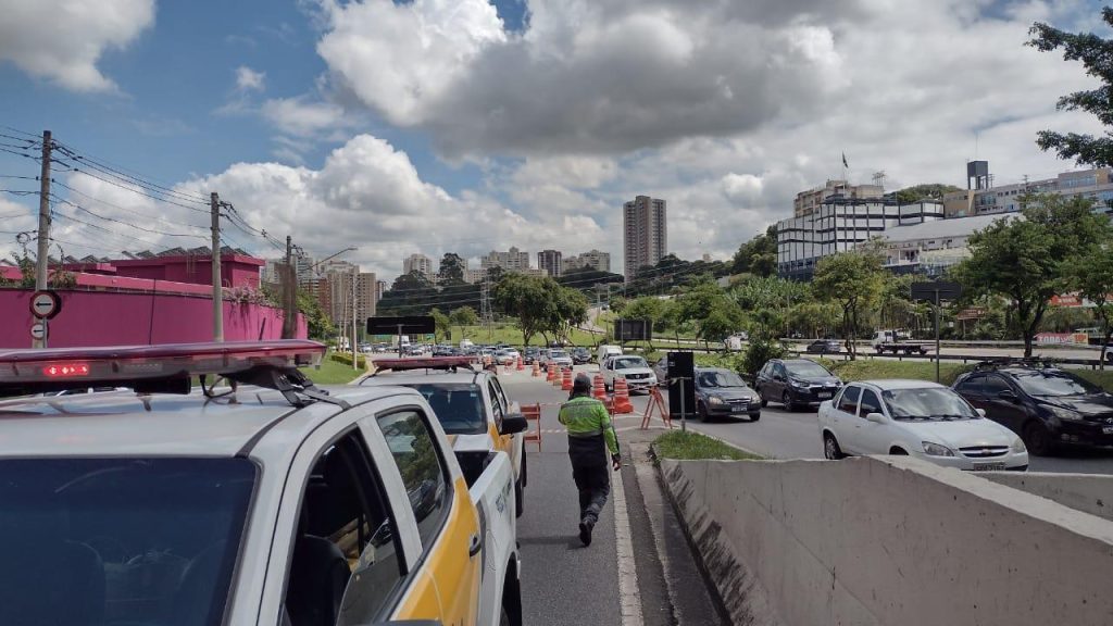 Avenida é interditada em São José dos Campos
