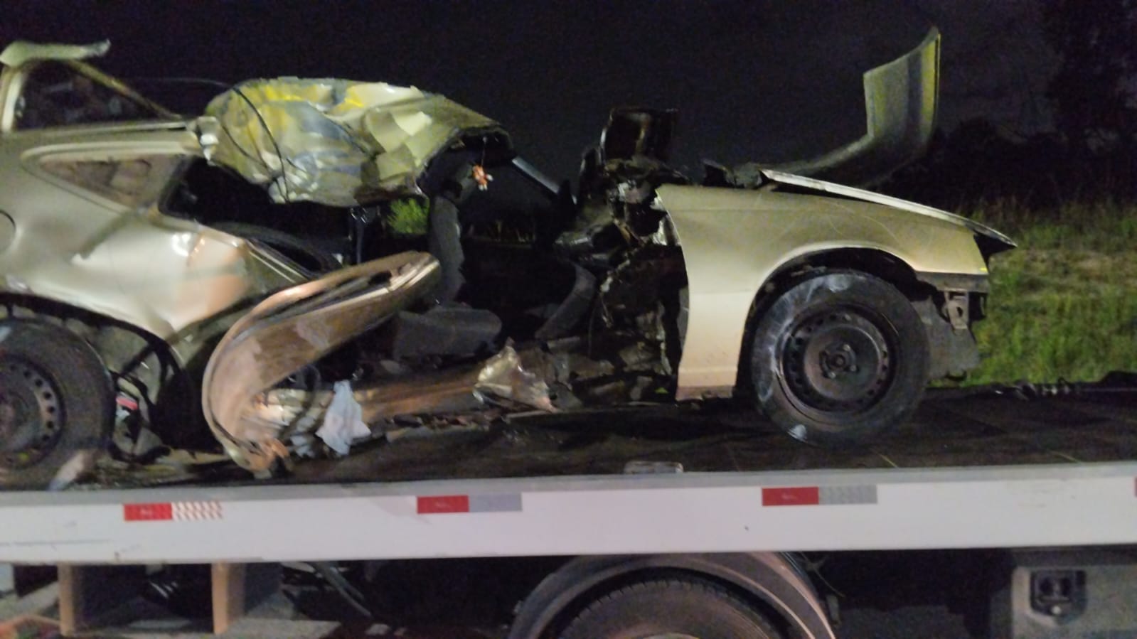 Casal morre em colisão de carro com poste em São José dos Campos