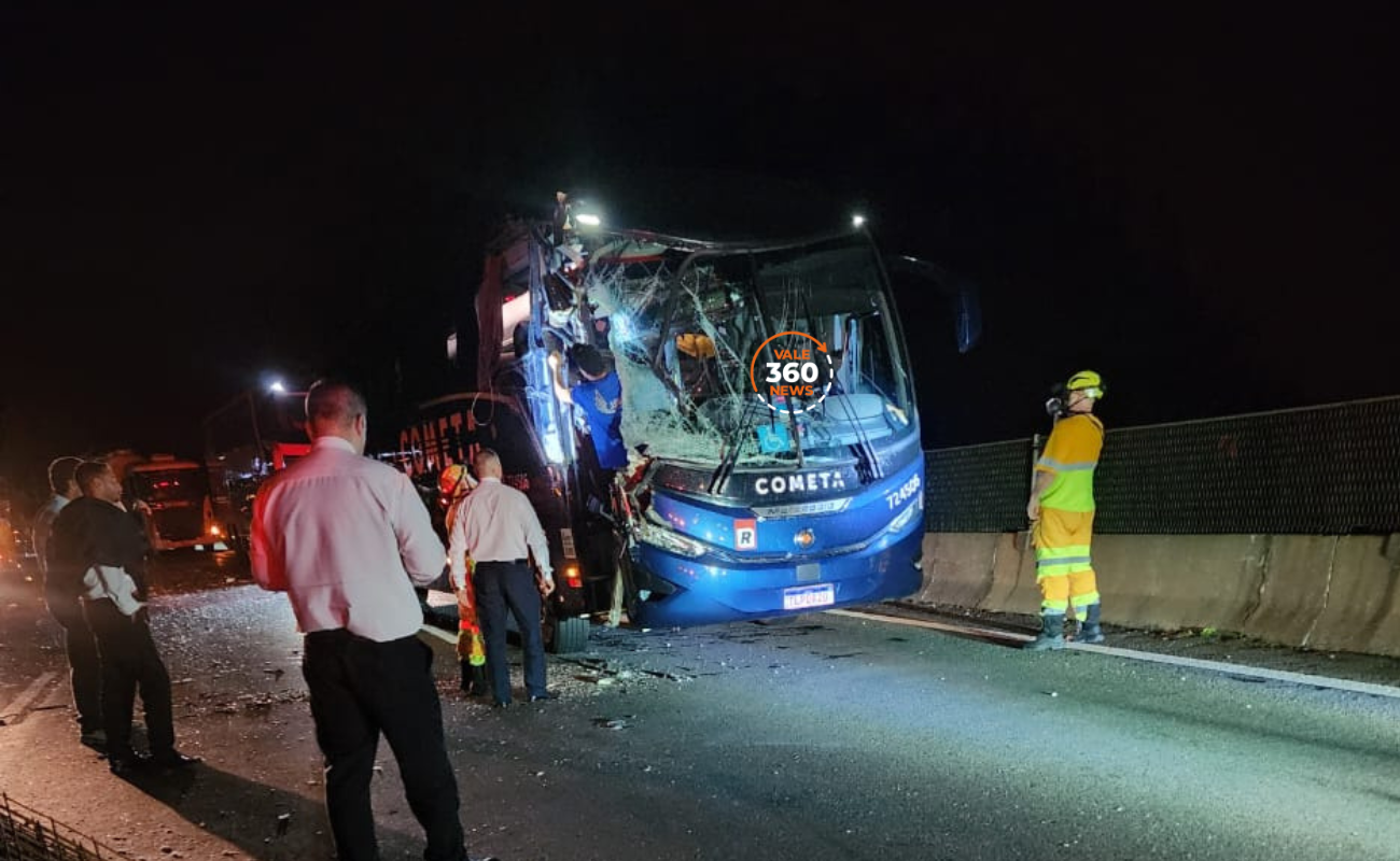 Via Dutra fica interditada por 40 minutos devido a colisão entre caminhão e ônibus de turismo, no Vale do Paraíba