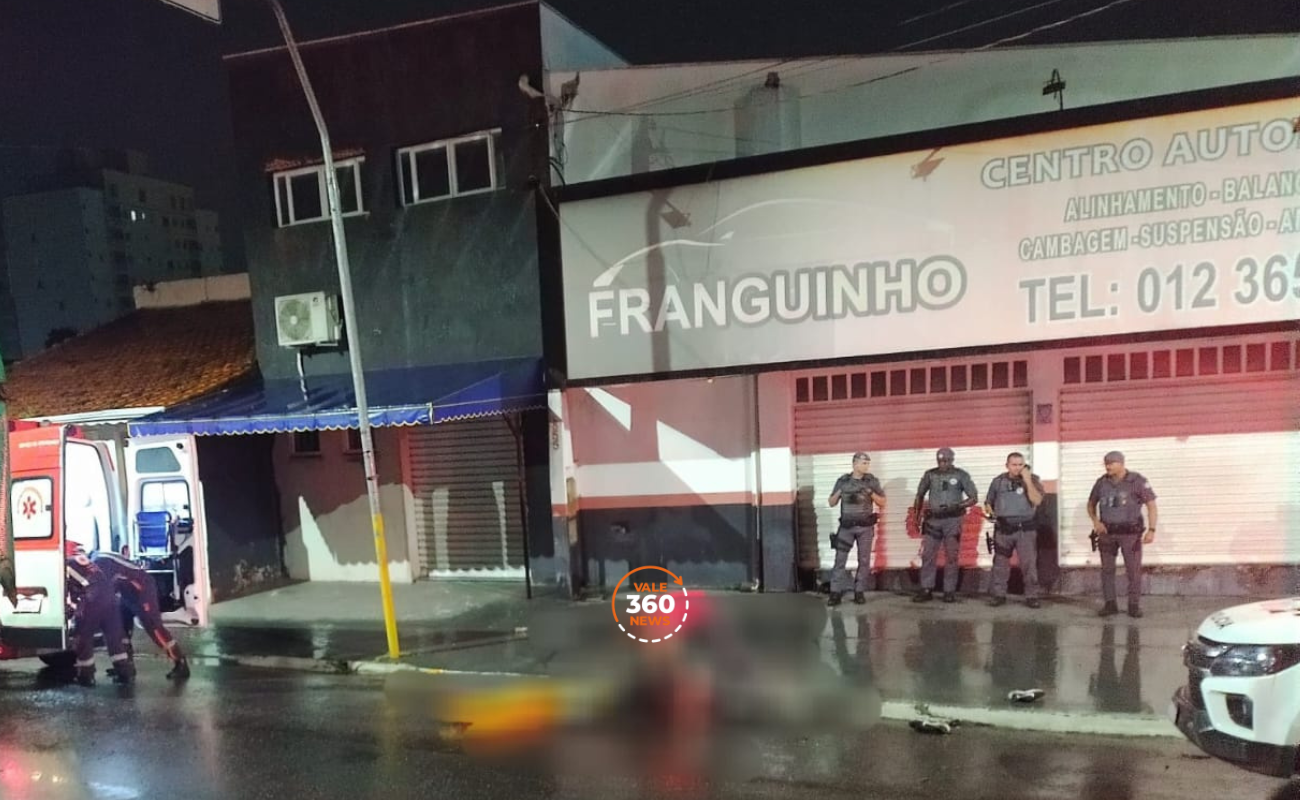 Pedestre é atropelado e arremessado