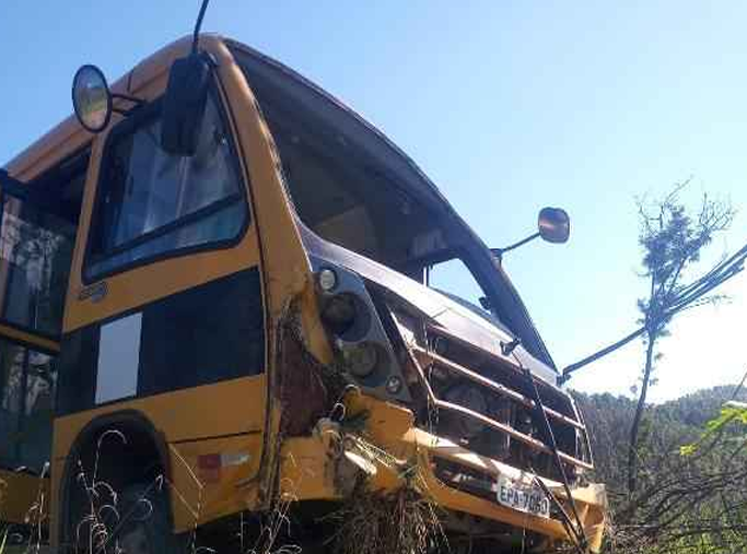 Acidente com ônibus escolar em Lorena deixa professores feridos