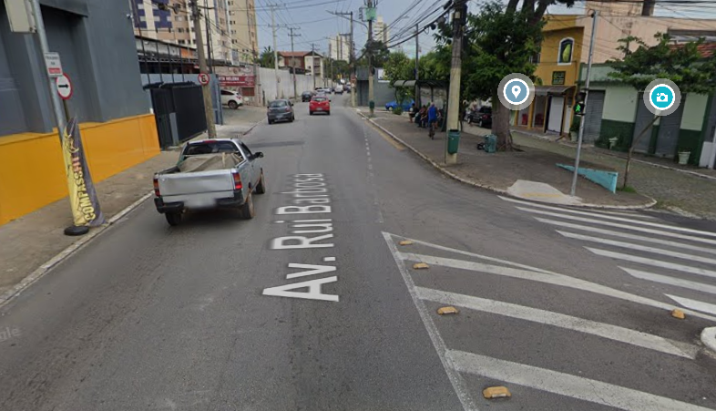 carro e moto em Avenida de São José dos Campos