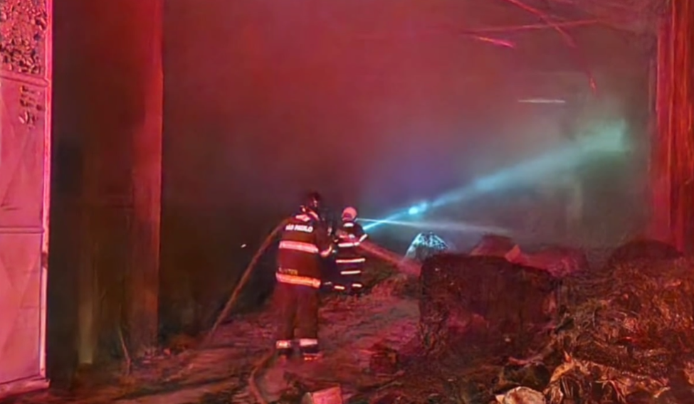 Galpão de material plástico pega fogo em Caçapava e mobiliza Bombeiros e Defesa Civil