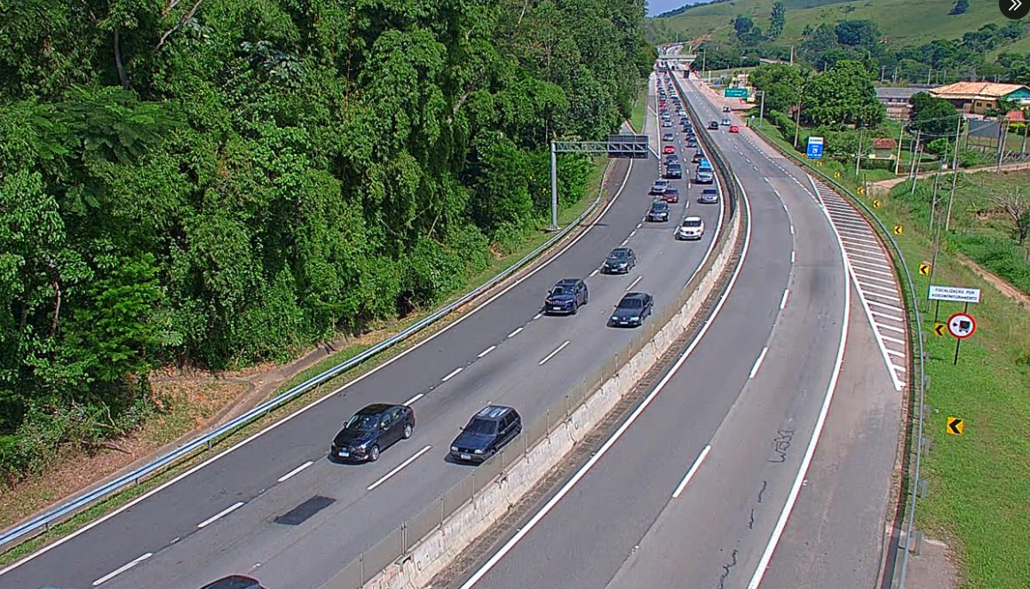 Motorista enfrenta muita lentidão nas estradas do Vale do Paraíba