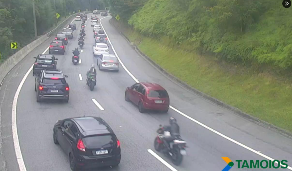 Motorista enfrenta muita lentidão nas estradas do Vale do Paraíba