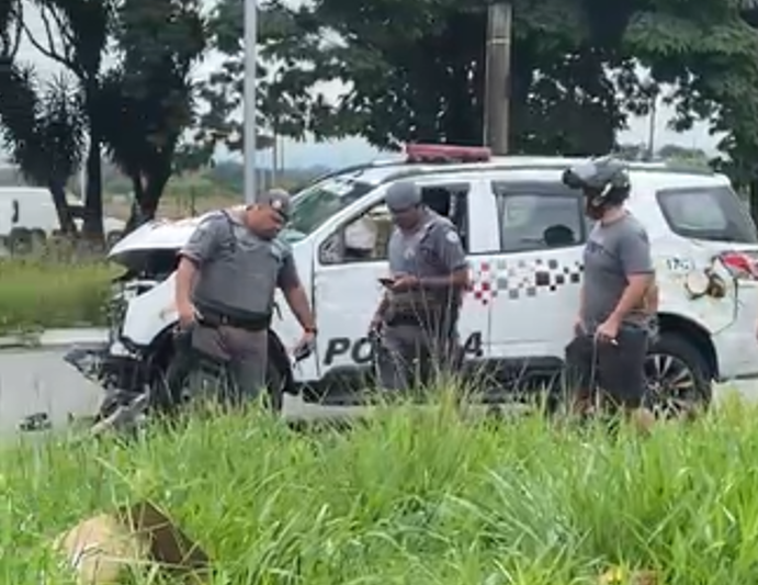 Viatura da PM fica destruída ao bater em carro em Taubaté