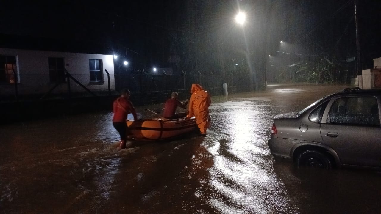 pessoas ilhadas em Ubatuba