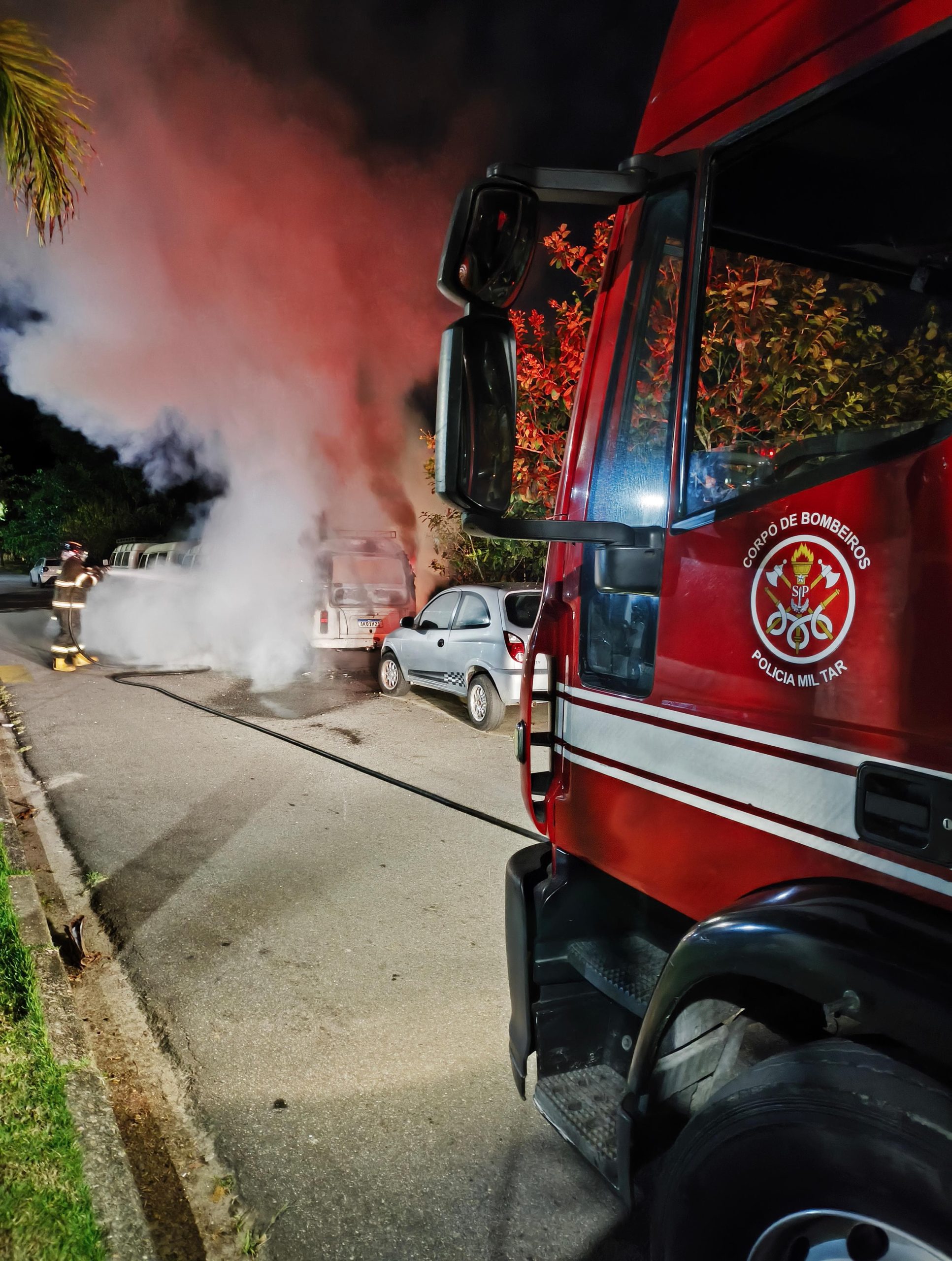 Incêndio, que teria sido criminoso, em Kombi mobiliza Bombeiros e assusta moradores em Ubatuba