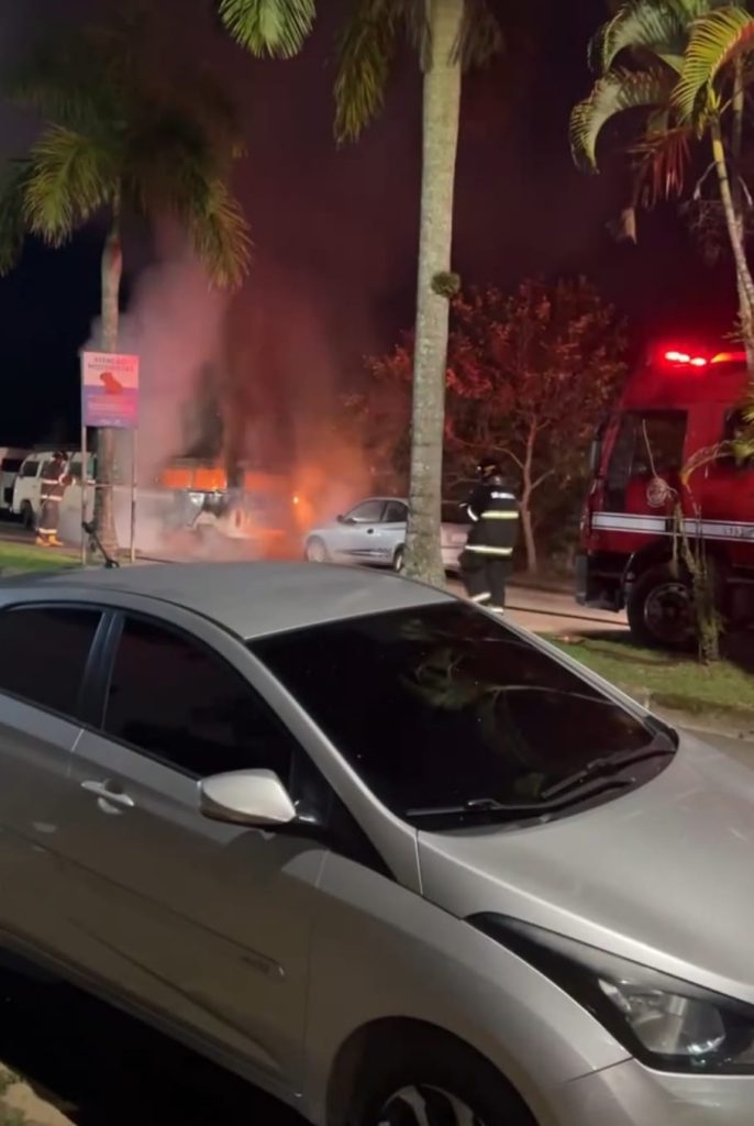 Incêndio, que teria sido criminoso, em Kombi mobiliza Bombeiros e assusta moradores em Ubatuba 2 Incêndio