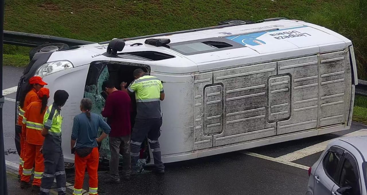 Van capota em São José dos Campos