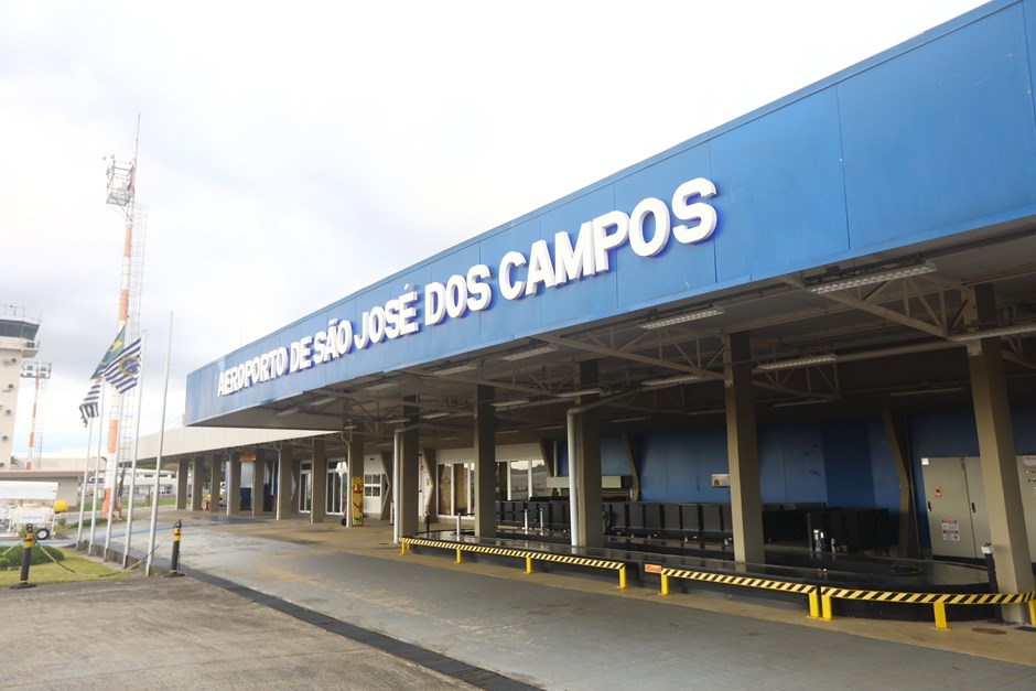 Avião sai da pista durante treinamento em aeroporto de São José dos Campos; terminal está interditado