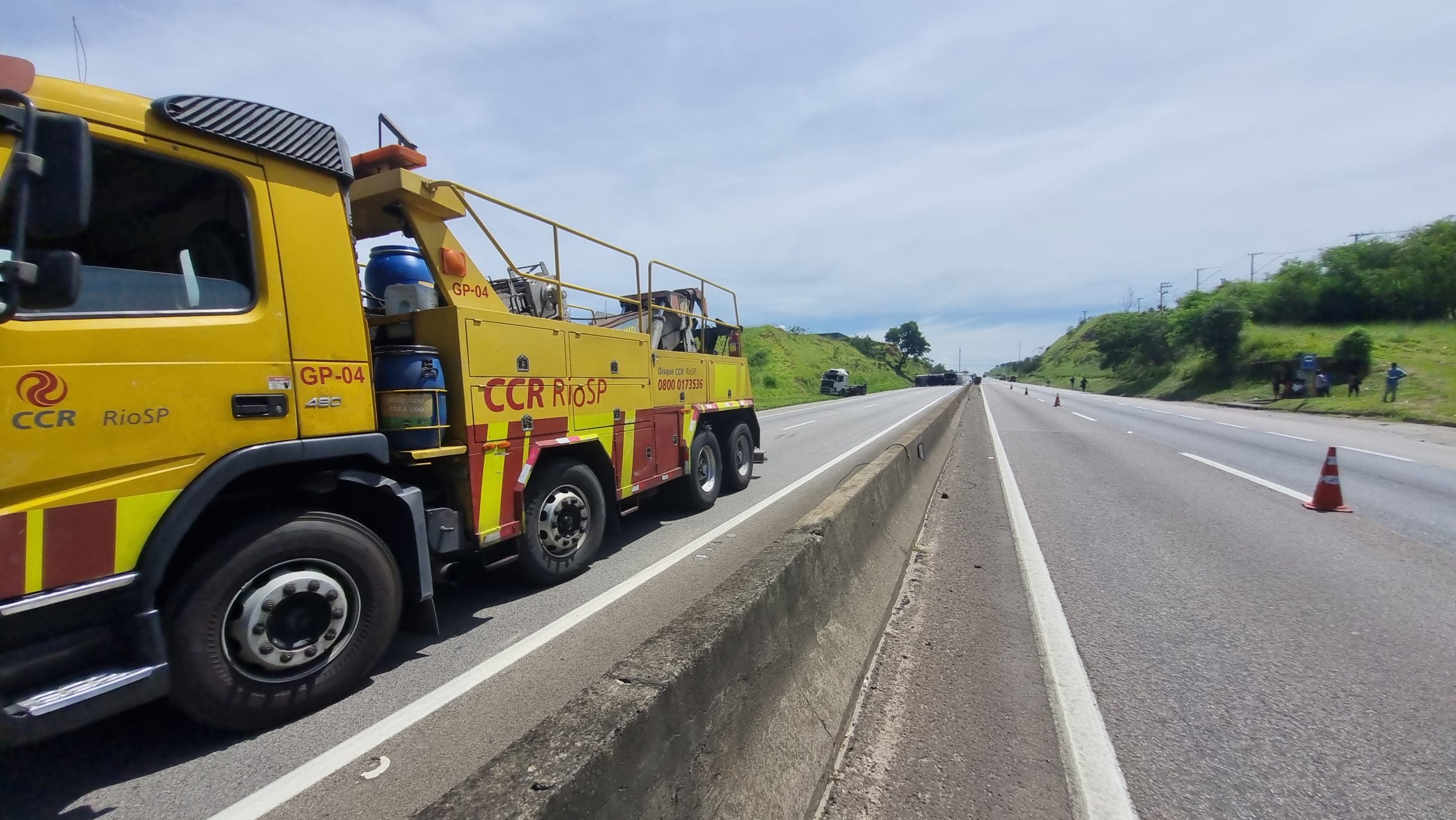 Colisão entre caminhões na Via Dutra